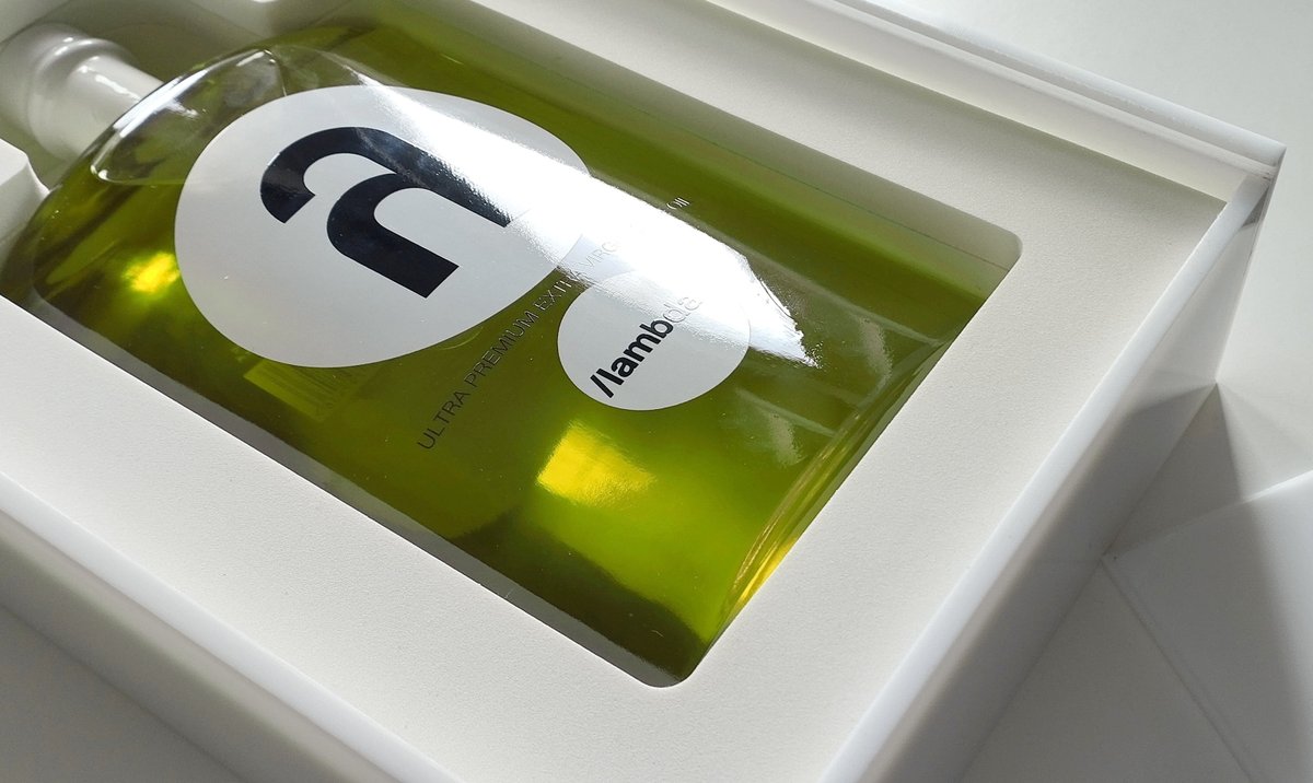 🟡 Immerse yourself 🕺 in the award-winning λ /lambda/ gift box: handcrafted 🛠  to its tiniest detail, it is a minimalistic experience for the senses. 

💃Live your own λ /lambda/ experience 👉 speironcompany.com

#lambdaoliveoil #thefirstluxuryoliveoil #speiron