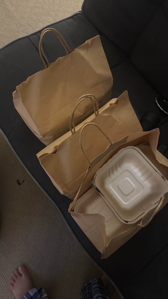 carolinelins's tweet photo. mano eu encomendei 10 coxinhas e não vi as gramas, achei que era pequena

só q eu não sabia q tinha uma promo de leve 10 e pegue mais 10

e o moço ainda me deu um SACO de coxinha de carne de cortesia pra provar (eu achei que era só uma)

agr tô com KILOS de coxinha só pra mim 😭 https://t.co/crqCpsLVbA