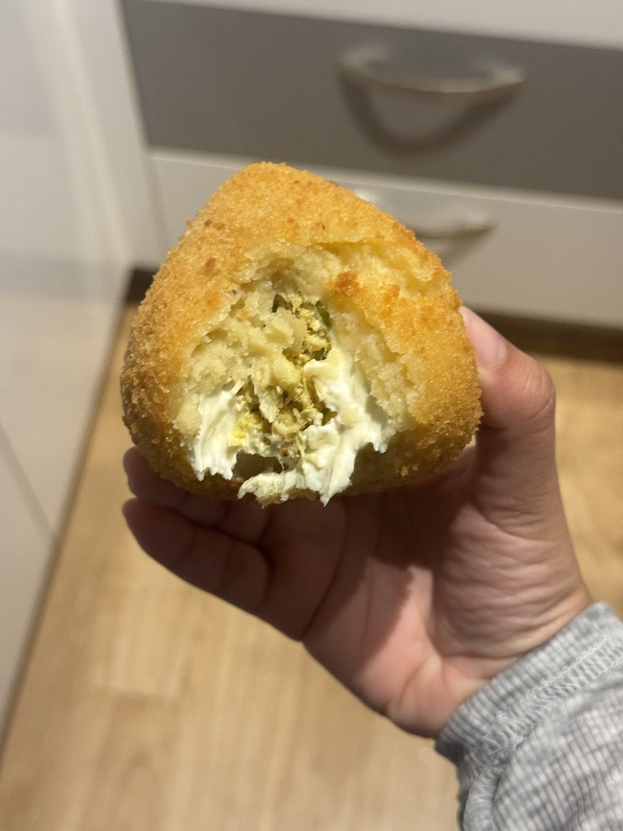 mano eu encomendei 10 coxinhas e não vi as gramas, achei que era pequena

só q eu não sabia q tinha uma promo de leve 10 e pegue mais 10

e o moço ainda me deu um SACO de coxinha de carne de cortesia pra provar (eu achei que era só uma)

agr tô com KILOS de coxinha só pra mim 😭