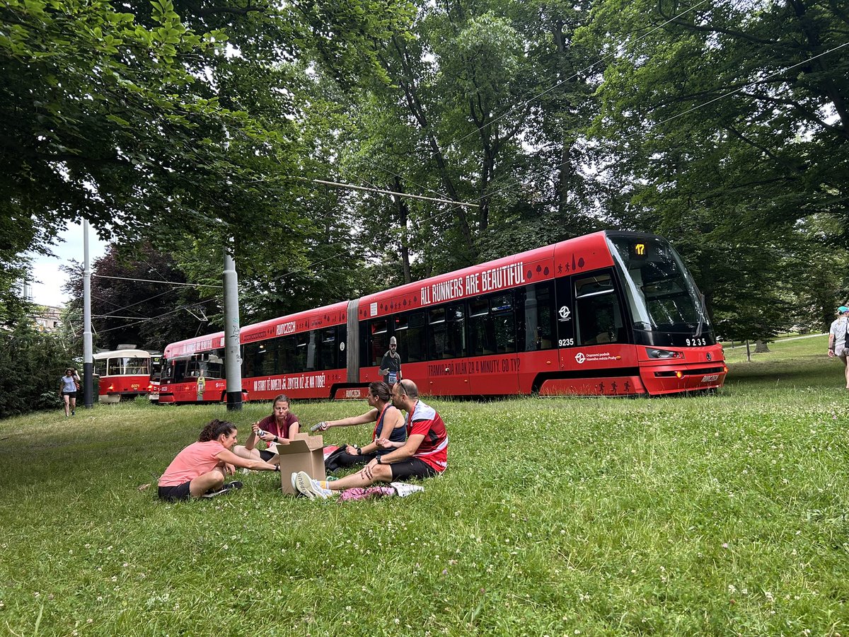 MartinKocanda's tweet photo. Po pražské štafetě piknik na tramvajové točně s tramvají #RunCzech. #AllRunnersAreBeautiful https://t.co/HFc7u4NudW