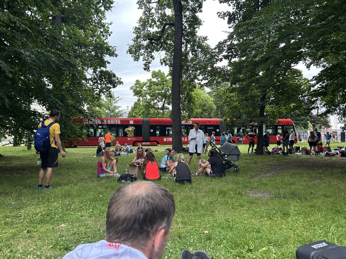MartinKocanda's tweet photo. Po pražské štafetě piknik na tramvajové točně s tramvají #RunCzech. #AllRunnersAreBeautiful https://t.co/HFc7u4NudW