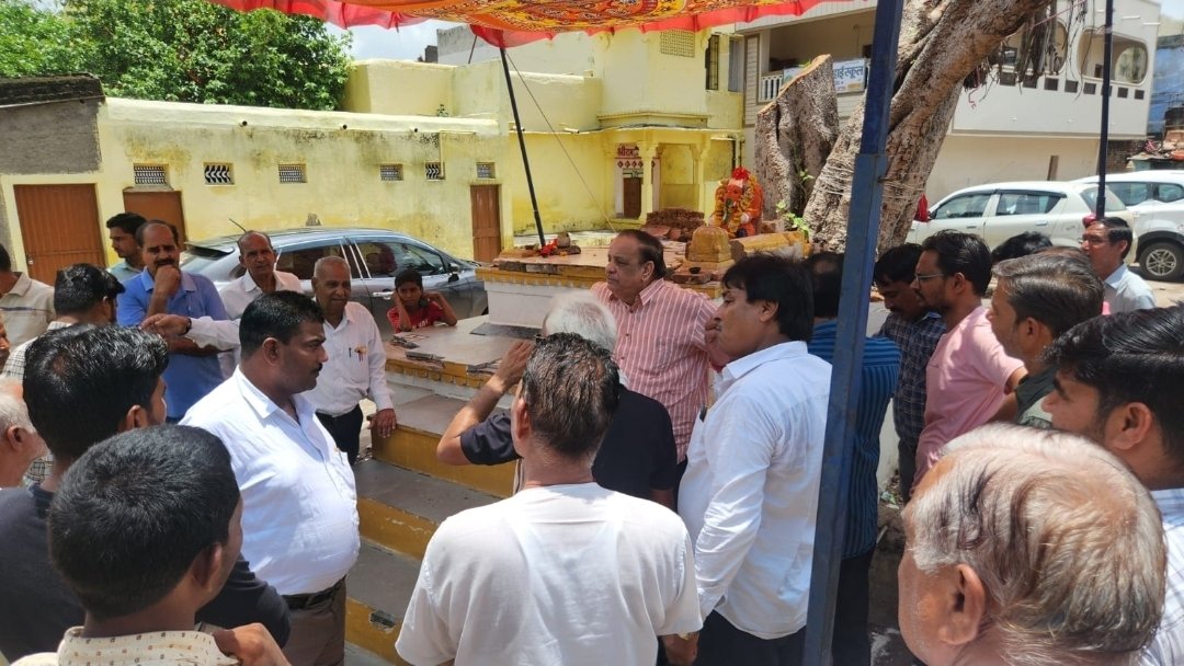 subhashsojatia's tweet photo. पिछले दिनो आये आंधी तूफान से कचहरी चौक भानपुरा स्थित भगवान गणेश जी का मंदिर पूर्णत: धाराशायी होकर भगवान की मूर्ति एवं मंदिर ध्वस्त हो गये थे। इसके पुनर्निर्माण हेतु सुभाष कुमार सोजतिया अध्यक्ष स्व.डा. आर.एम.सोजतिया संस्थान द्वारा मंदिर निर्माण एवं नवीन मूर्ति एवं प्राण प्रतिष्ठा तथा प्रसादी भंडारे आदि का समस्त व्यय लगभग 11 लाख रूपये [#ग्यारह_लाख_रू] संस्थान 
द्वारा किये जाने की सहमति प्रदान की गयी। जगतगुरु भानपुरा पीठ शंकराचार्य स्वामी श्री ज्ञानानंदजी महाराज के मार्गदर्शन एवं मंदिर निर्माण समिति के अध्यक्ष श्री महेश भटनागर अधिवक्ता एवं अन्य सदस्यों की उपस्थिति मे मंदिर एवं मूर्ति ठेकेदार झालरापाटन को आज #एक_लाख_ग्यारह_हजार_रू की राशि अग्रिम दी गयी। सभी साथियो ने आज मौका मुआवना कर मंदिर निर्माण के स्वरूप को अंतिम रूप दिया।
#jaiganeshdeva