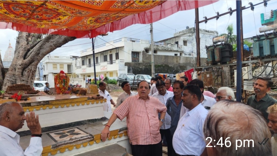subhashsojatia's tweet photo. पिछले दिनो आये आंधी तूफान से कचहरी चौक भानपुरा स्थित भगवान गणेश जी का मंदिर पूर्णत: धाराशायी होकर भगवान की मूर्ति एवं मंदिर ध्वस्त हो गये थे। इसके पुनर्निर्माण हेतु सुभाष कुमार सोजतिया अध्यक्ष स्व.डा. आर.एम.सोजतिया संस्थान द्वारा मंदिर निर्माण एवं नवीन मूर्ति एवं प्राण प्रतिष्ठा तथा प्रसादी भंडारे आदि का समस्त व्यय लगभग 11 लाख रूपये [#ग्यारह_लाख_रू] संस्थान 
द्वारा किये जाने की सहमति प्रदान की गयी। जगतगुरु भानपुरा पीठ शंकराचार्य स्वामी श्री ज्ञानानंदजी महाराज के मार्गदर्शन एवं मंदिर निर्माण समिति के अध्यक्ष श्री महेश भटनागर अधिवक्ता एवं अन्य सदस्यों की उपस्थिति मे मंदिर एवं मूर्ति ठेकेदार झालरापाटन को आज #एक_लाख_ग्यारह_हजार_रू की राशि अग्रिम दी गयी। सभी साथियो ने आज मौका मुआवना कर मंदिर निर्माण के स्वरूप को अंतिम रूप दिया।
#jaiganeshdeva