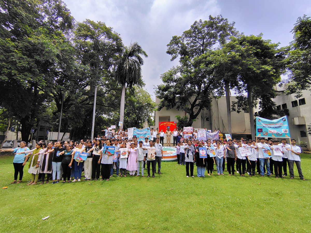 માન. કુલપતિ શ્રી નિરંજનભાઈ પટેલની અધ્યક્ષતામાં, SPU તથા વિદ્યાનગર પોલીસ વિભાગ દ્વારા #InternationalDayAgainstDrugAbuse નિમિત્તે જનજાગૃતિ રેલીનું આયોજન.
વિદ્યાર્થીઓ અને સ્ટાફે ઉત્સાહભર્યું સહભાગિત આપી.

ચાલો, નશામુક્ત ભારત માટે સંકલ્પ લઈએ! 🇮🇳
#SayNoToDrugs #DrugFreeIndia #SPU