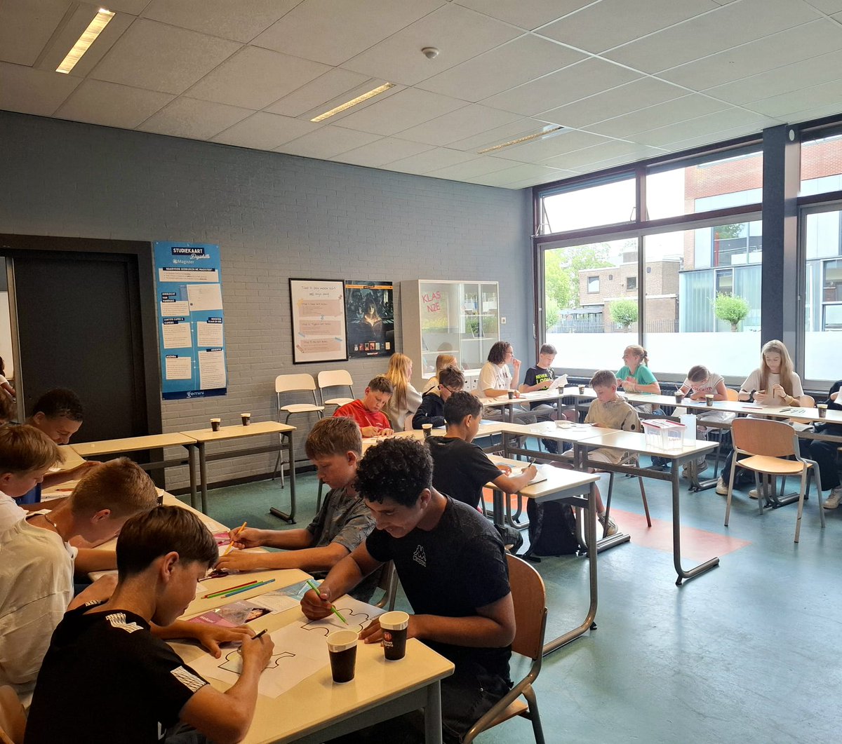 Wat een mooie start! 💜 Gisteren leerden onze brugklassers hun klas, mentor én elkaar kennen — spannend én gezellig. Ook ouders waren welkom: samen zorgen we voor een veilige, fijne plek om te groeien. Welkom op het Gemini College! #brugklas #welkom #onderwijs