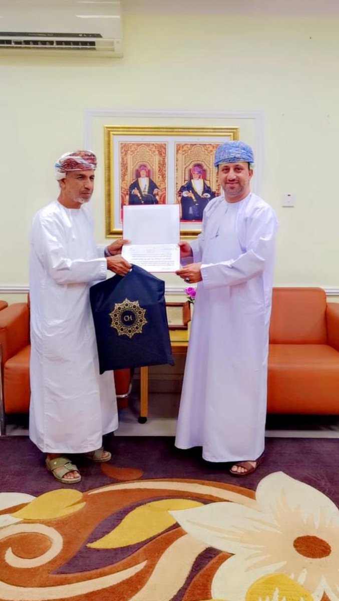 بكل فخر واعتزاز، نبارك تكريم الفاضلين #عبدالله_بن_علي_اليماني #وسعيد_بن_حثيث_المخيبي من قبل مكتب والي مصيرة، نظير جهودهم المباركة وأعمالهم الجليلة في خدمة الولاية.
أمثالهم يستحقون الشكر والثناء، ونسأل الله لهم دوام التوفيق والعطاء. 🌟🇴🇲