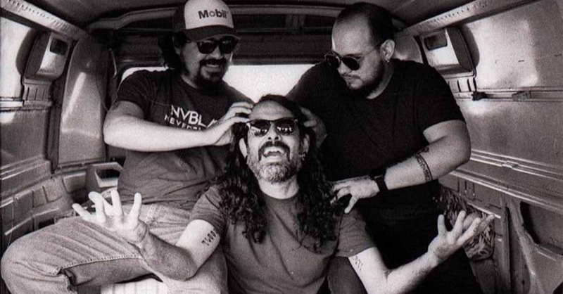 tinyurl.com/3vakc6sm - Desert Mantra mezcla stoner rock, psicodelia y riffs que te sacuden por dentro. Charlamos con ellos sobre su identidad sonora, su visión de la música y lo que significa hacer ruido desde los márgenes. ¡Entra en su universo lleno de distorsión!