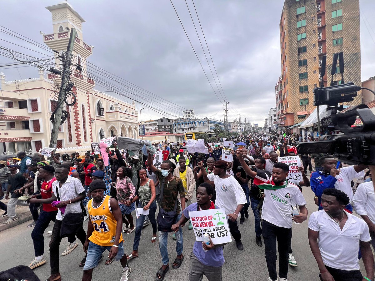 HakiAfrica's tweet photo. 𝐏𝐞𝐚𝐜𝐞𝐟𝐮𝐥 𝐏𝐫𝐨𝐭𝐞𝐬𝐭𝐬 𝐢𝐧 𝐌𝐨𝐦𝐛𝐚𝐬𝐚 𝐚𝐬 𝐂𝐚𝐥𝐥𝐬 𝐟𝐨𝐫 𝐉𝐮𝐬𝐭𝐢𝐜𝐞 𝐈𝐧𝐭𝐞𝐧𝐬𝐢𝐟𝐲

Protesters have taken to the streets of Mombasa in a peaceful demonstration to demand justice for victims of police brutality and extrajudicial killings.

The marchers, carrying placards and chanting slogans, made their way to the County Commissioner’s office to deliver a petition calling for urgent government intervention. Key among their demands are the arrest of officers implicated in unlawful killings, compensation for affected families, and a commitment to end police impunity.

The demonstrators are also calling on the @IPOA_KE to conduct impartial, thorough, and transparent investigations into reported cases of brutality.

Protesters say justice delayed is justice denied, and they insist that accountability must be swift and genuine. These peaceful protests reflect growing public frustration and the urgent need for reforms within Kenya’s security institutions.

Photo Courtesy: @hateebjr_001 #JusticeForJune25th #forHAKI