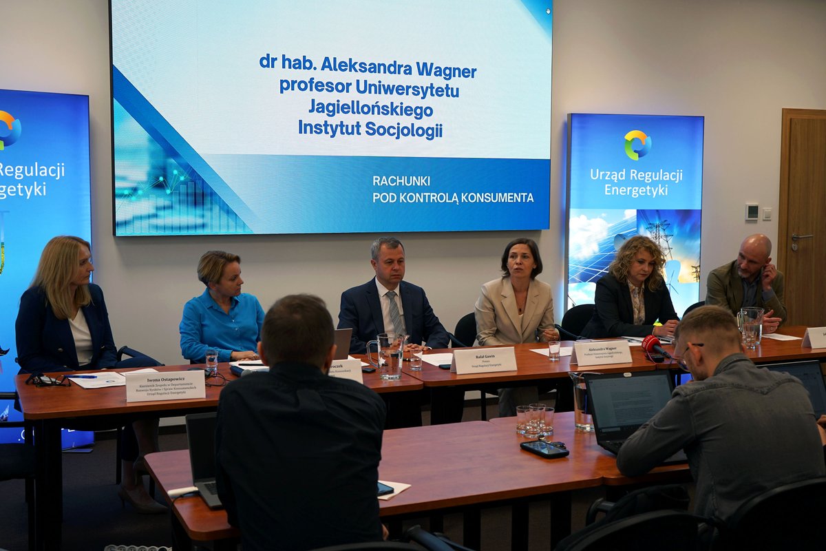 UREgovPL's tweet photo. Urząd Regulacji Energetyki wspólnie z agencją badawczą #Smartscope przeprowadził badanie opinii publicznej „Rachunki pod kontrolą konsumenta”.

To drugie w ciągu dwóch lat badanie stanu wiedzy odbiorców energii elektrycznej zlecone przez #URE.

Więcej: https://t.co/uAwR458lny https://t.co/Tm269QeKd2