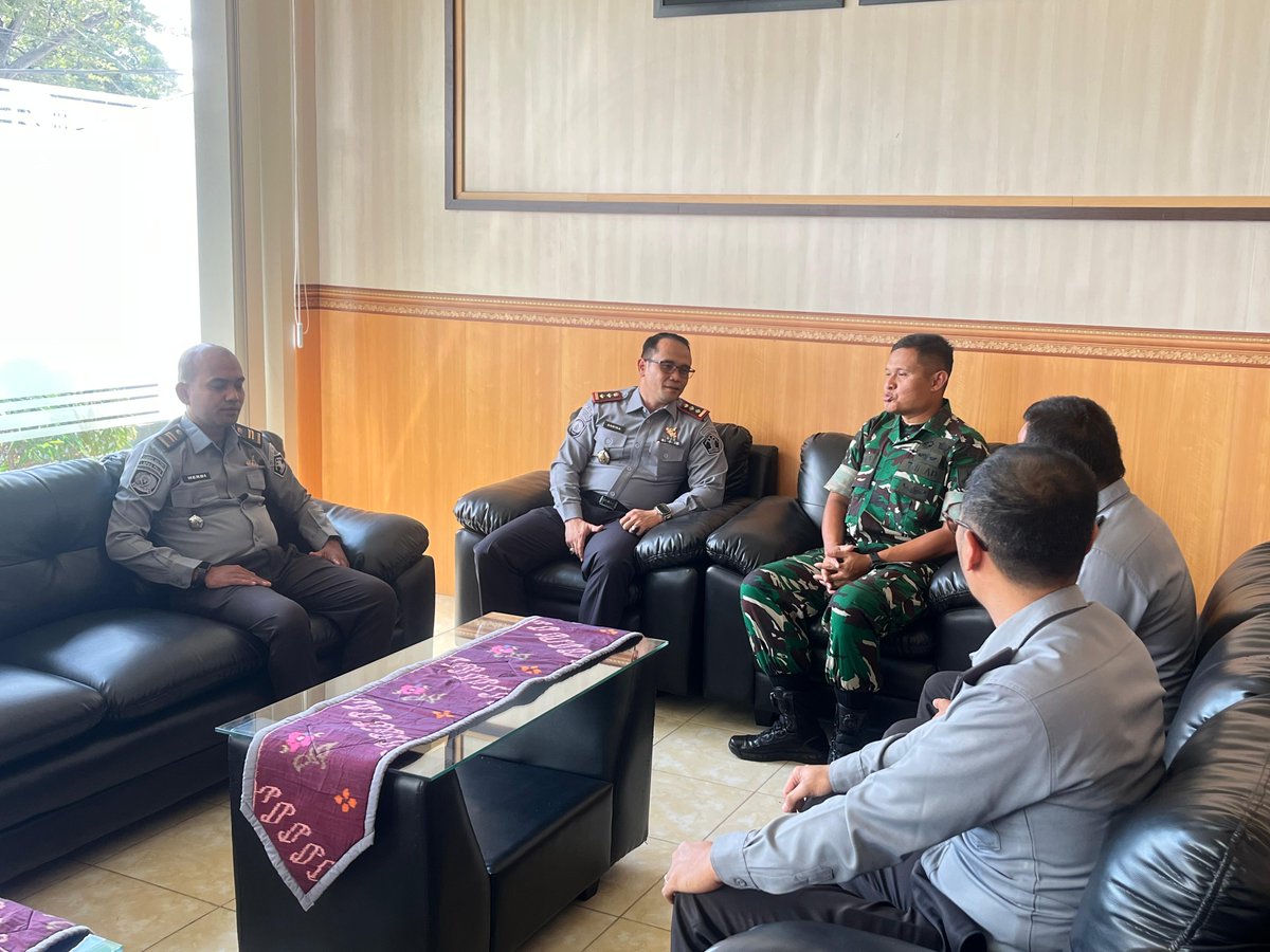 palu_rutan's tweet photo. Perkuat Sinergi, Karutan Palu Silahturahmi dan koordinasi dengan Komandan Komando Distrik Militer (Dandim)

https://t.co/L6n3ojXuJz
HUMAS RUTAN PALU  
#kemenimipas 
#pemasyarakatan 
#guardandguide 
#humasimipas 
#infoimipas https://t.co/Htrp6kEjX5