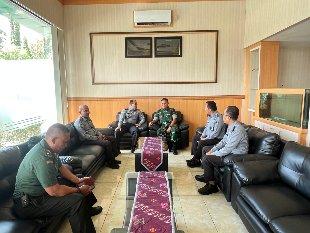 palu_rutan's tweet photo. Perkuat Sinergi, Karutan Palu Silahturahmi dan koordinasi dengan Komandan Komando Distrik Militer (Dandim)

https://t.co/L6n3ojXuJz
HUMAS RUTAN PALU  
#kemenimipas 
#pemasyarakatan 
#guardandguide 
#humasimipas 
#infoimipas https://t.co/Htrp6kEjX5
