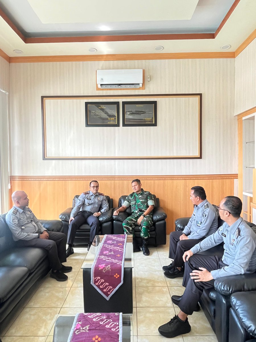palu_rutan's tweet photo. Perkuat Sinergi, Karutan Palu Silahturahmi dan koordinasi dengan Komandan Komando Distrik Militer (Dandim)

https://t.co/L6n3ojXuJz
HUMAS RUTAN PALU  
#kemenimipas 
#pemasyarakatan 
#guardandguide 
#humasimipas 
#infoimipas https://t.co/Htrp6kEjX5