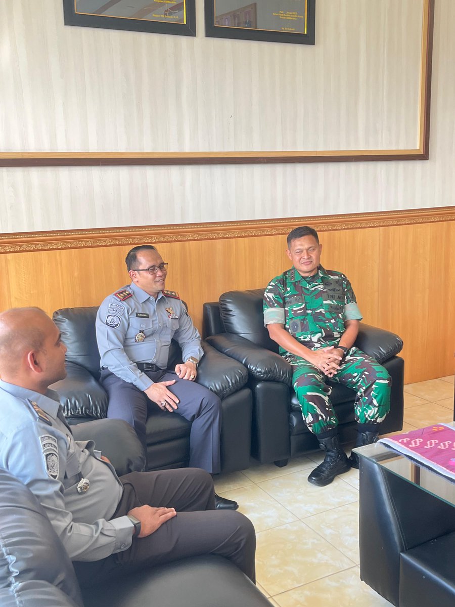 palu_rutan's tweet photo. Perkuat Sinergi, Karutan Palu Silahturahmi dan koordinasi dengan Komandan Komando Distrik Militer (Dandim)

https://t.co/L6n3ojXuJz
HUMAS RUTAN PALU  
#kemenimipas 
#pemasyarakatan 
#guardandguide 
#humasimipas 
#infoimipas https://t.co/Htrp6kEjX5
