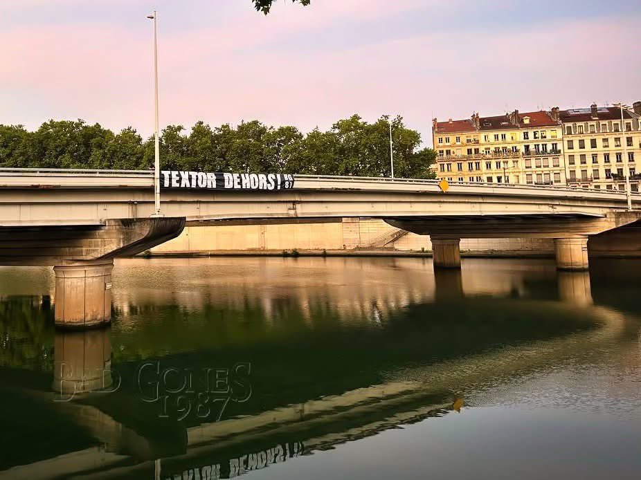 Lyon 1ère (@lyonpremiere) on Twitter photo #OL : des banderoles dans toute la ville de #Lyon pour réclamer le départ de John #Textor
📸<a href="/BG1987Officiel/">Bad Gones 1987 - Officiel</a>
#TeamOL #OL : des banderoles dans toute la ville de #Lyon pour réclamer le départ de John #Textor
📸<a href="/BG1987Officiel/">Bad Gones 1987 - Officiel</a>
#TeamOL