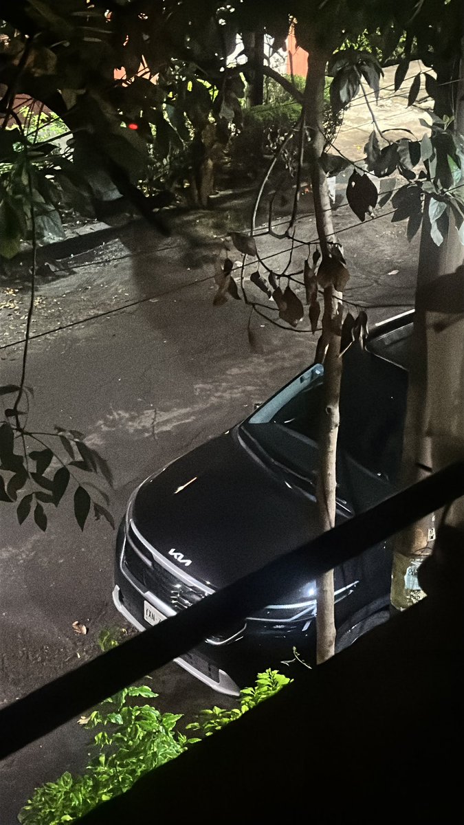 iperoquediva's tweet photo. Este maldito le arranco los espejos a una camioneta KIA en la ROMA SUR, en esta calle por lo menos a la semana 4-5 vehículos son victimas y nadie hace nada 
@AlessandraRdlv @AlcCuauhtemocMx @DiDi_Mexico aguas con tus repartidores que roban autopartes https://t.co/UEmcdAoXP5