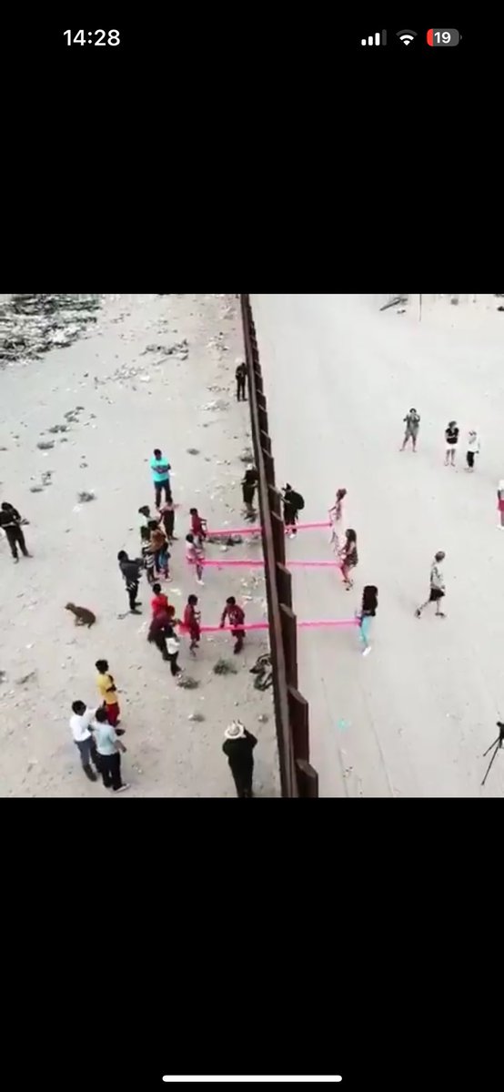 アメリカとメキシコの国境の壁に、シーソーを作って、それぞれの国の子供が遊べるようにした建築家！もっと評価されるべき！！