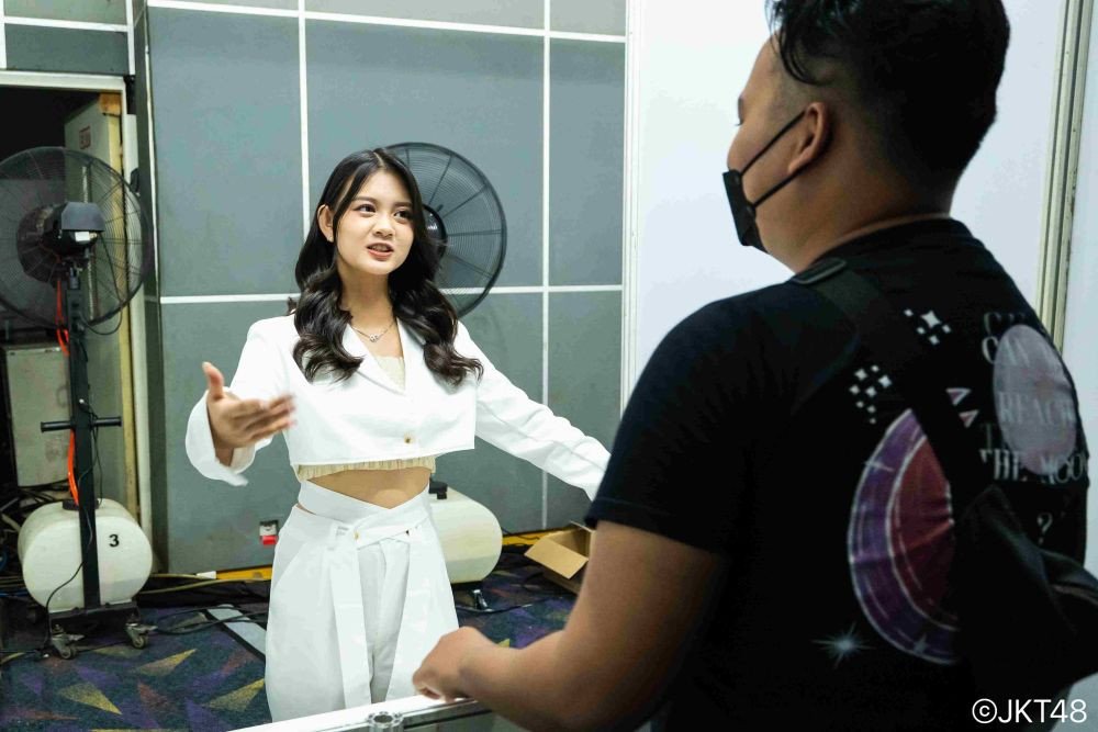 Vincejius's tweet photo. A THREAD: "Personal Meet and Greet" atau "Meet and Greet with Staff JKT48?" [1/15]

Dulu ada handshake event, fans bisa berjabat tangan langsung dengan member. Kini diganti meet and greet—tanpa sentuhan, hanya ngobrol. Harapannya lebih personal. Tapi realitanya? https://t.co/nFhxS85r67