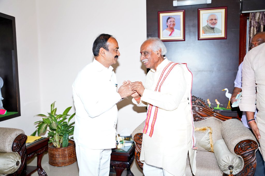 Eatala_Rajender's tweet photo. నిన్నటి రోజున రాజ్ భవన్ లో హర్యానా గవర్నర్ శ్రీ బండారు దత్తాత్రేయ (@Dattatreya) గారిని మర్యాదపూర్వకంగా కలిసిన సందర్భంగా.. “ప్రజలకథే నా ఆత్మకథ’’అనే వారి ఆత్మకథ పుస్తకాన్ని బహూకరించారు. https://t.co/EzPEAiHrRs