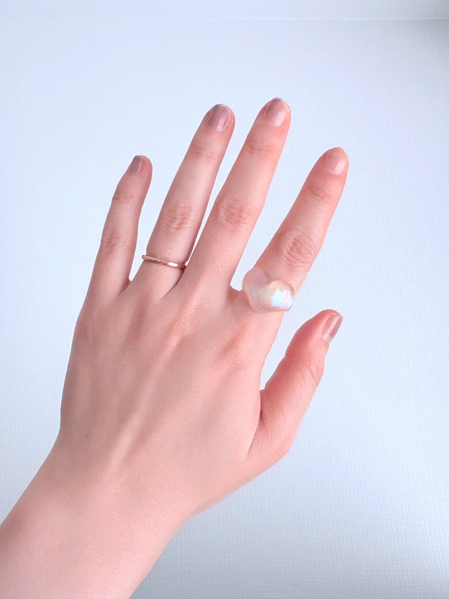 jouki322's tweet photo. ユザワヤで買った500円くらいの指輪見て。絶妙な色してるから見て。マニキュアが剥げたり剥げなかったりしてるけど指輪可愛いから是非見てって。 https://t.co/1hWLArYMMC