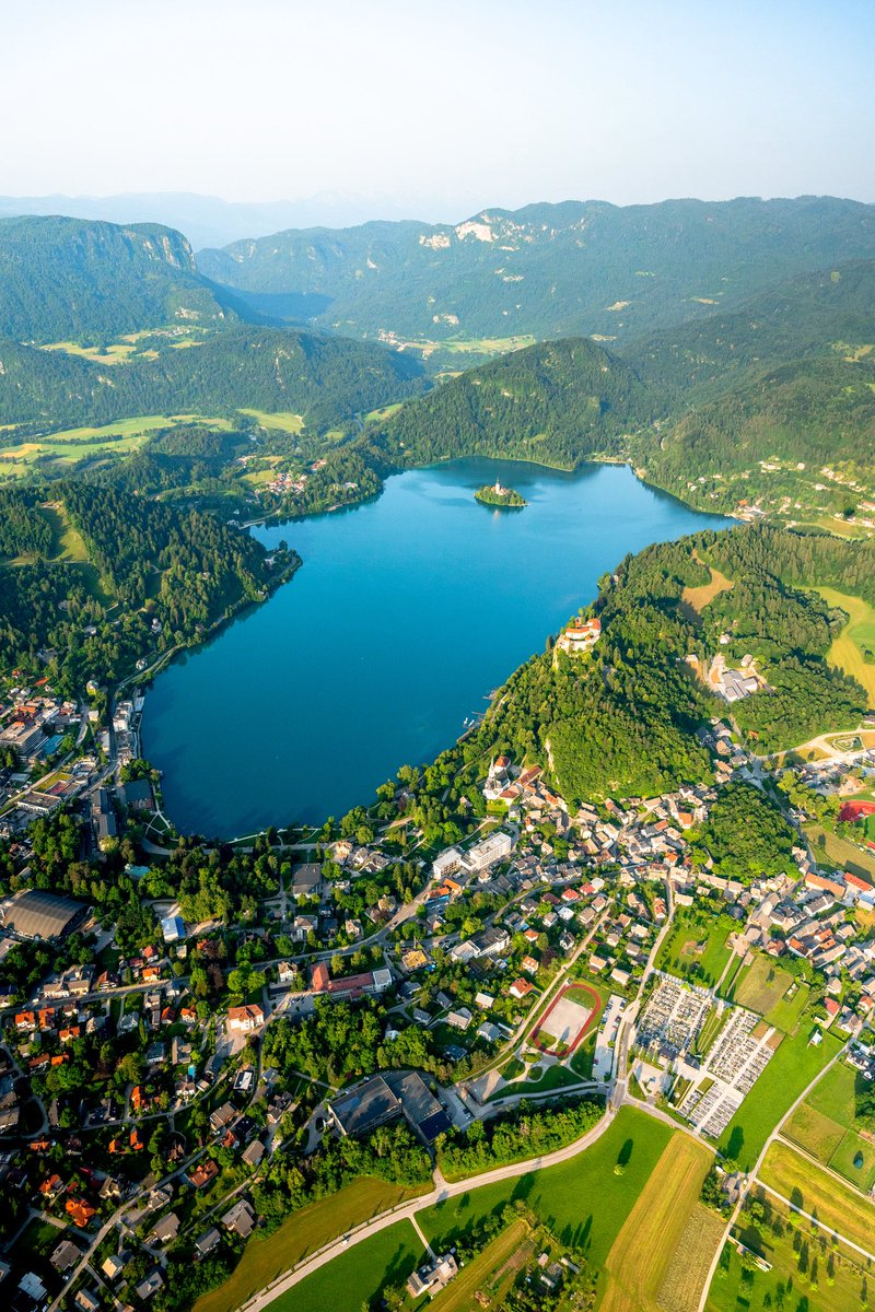 Spoštovane Slovenke, spoštovani Slovenci.
Na današnji dan praznujemo dan državnosti, praznik naše ljube domovine. 🇸🇮 Bodimo ponosni nanjo, njene lepote, kulturo in majhen, a hkrati velik in izjemno srčen narod izpod Trigláva. 

Vse najboljše, Slovenija! 😊