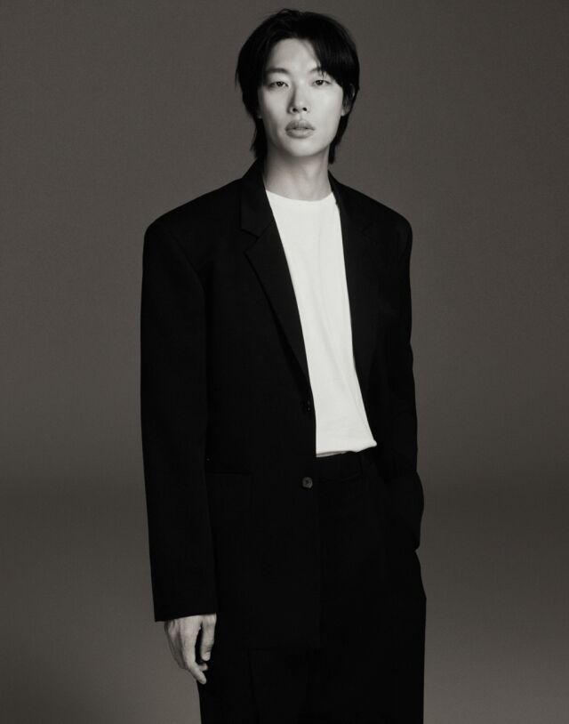 ryu_leep's tweet image. [공식] 류준열, 송혜교와 한 식구 됐다…UAA 전속계약 (출처 : 네이버 연예) naver.me/GdlALoCH