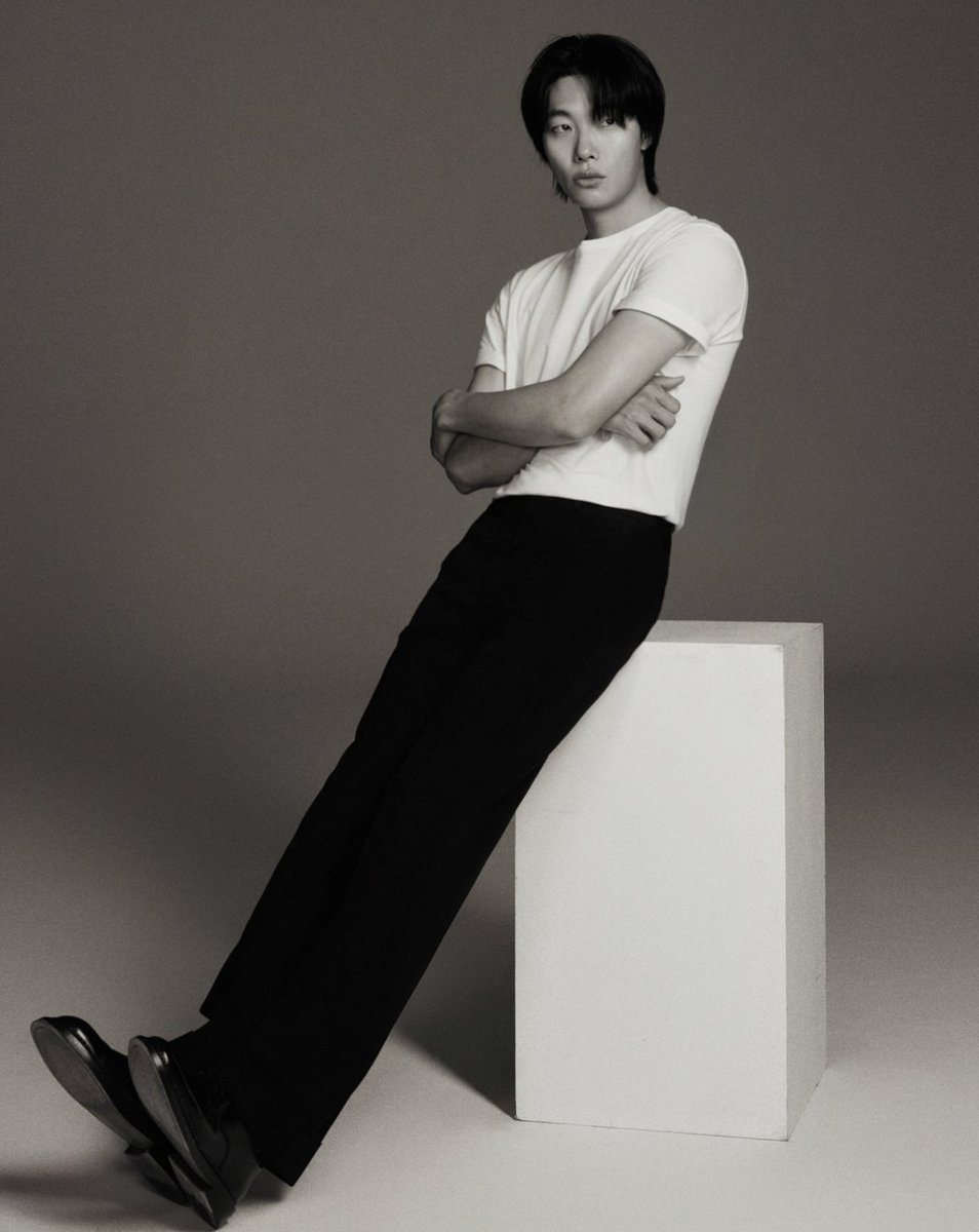 ryu_leep's tweet image. [공식] 류준열, 송혜교와 한 식구 됐다…UAA 전속계약 (출처 : 네이버 연예) naver.me/GdlALoCH