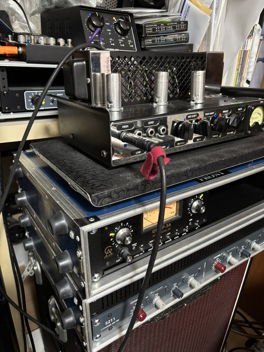 宅録システム仕上がってます。よろしくどうぞ！ウッドも行けます、マイク2本録り。
DI: UA Solo610
HA: RND 5211
Comp: GAP LA-3Aクローン
Amp: Ashdown LB-30(full Tube)