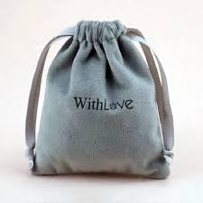 universepacking's tweet photo. Protect &amp; showcase your gems in style! 💎 Discover our expert guide to picking the perfect velvet jewelry bag—custom or wholesale, drawstring design, Eco-friendly materials &amp; 2025 trends. Make every unboxing unforgettable! ✨
👉Read more: https://t.co/rUjdveCczs
#Jewelrybag https://t.co/7s3hUdiFGO