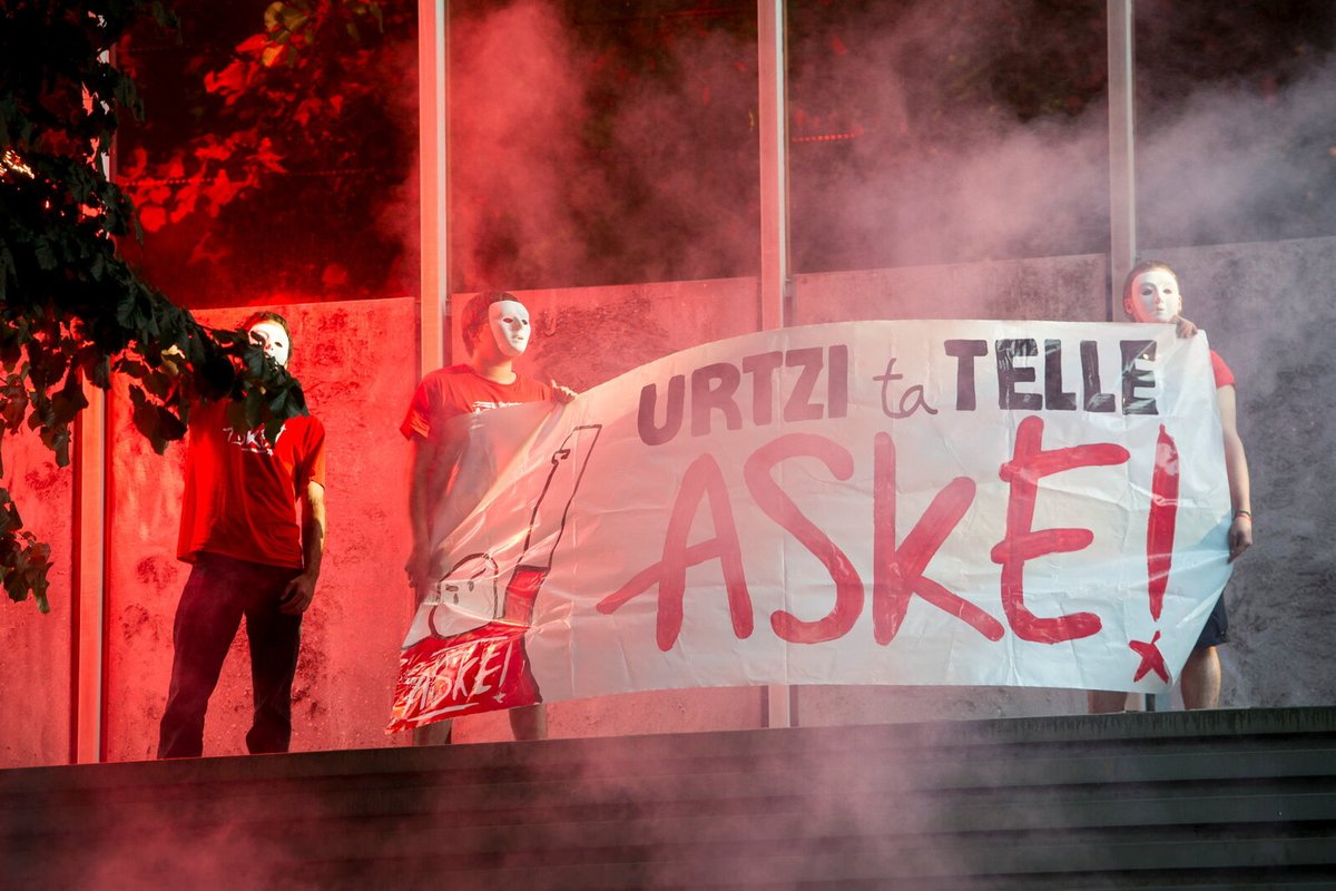 2014/06/25. Manifestazio batek Urtzi eta Telleren askatasuna eskatu zuen. Deustuko bi gazteek espetxera sartzeko agindua jaso zuten 2012ko greba orokorreko gertakariengatik.

[Argazkia: Marisol Ramirez]  

#BilboHariGorria 
#GrebalariakAske