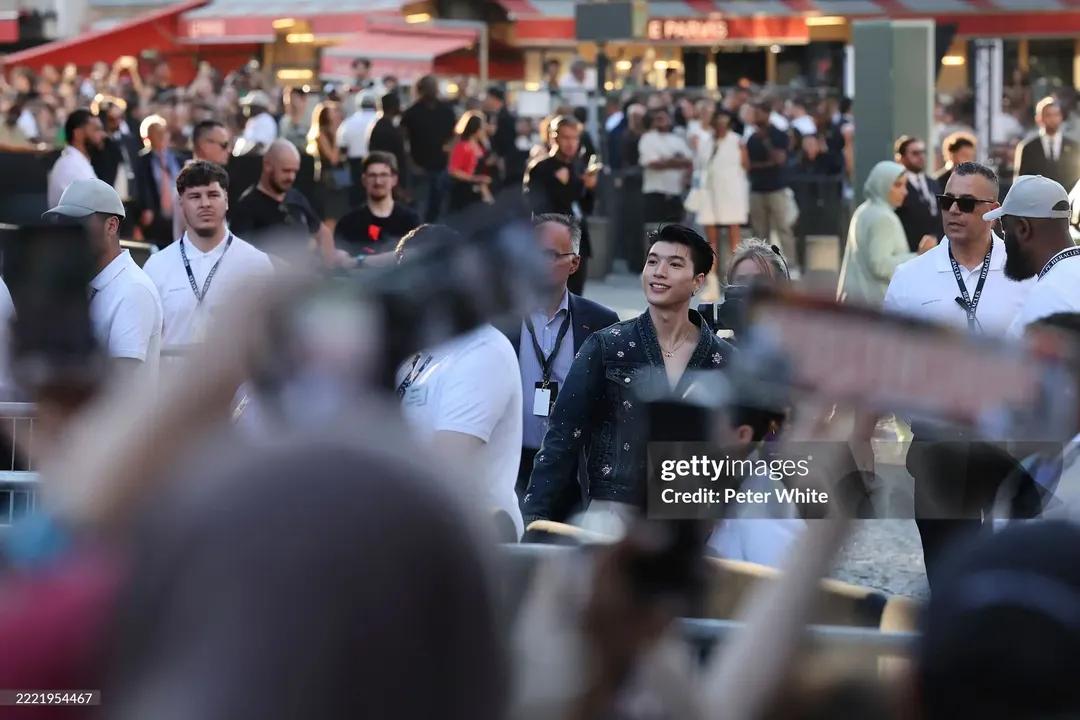 derreck_taylor's tweet photo. @LouisVuitton @Pharrell Fashion, esp. @LouisVuitton connects everyone. No border, no limit. And #HIEUTHUHAI with LV has introduced VietNam to the World

HIEUTHUHAI in Paris for LVMenSS26
#HIEUTHUHAIxLVMenSS26 https://t.co/xd1gaOLOTO