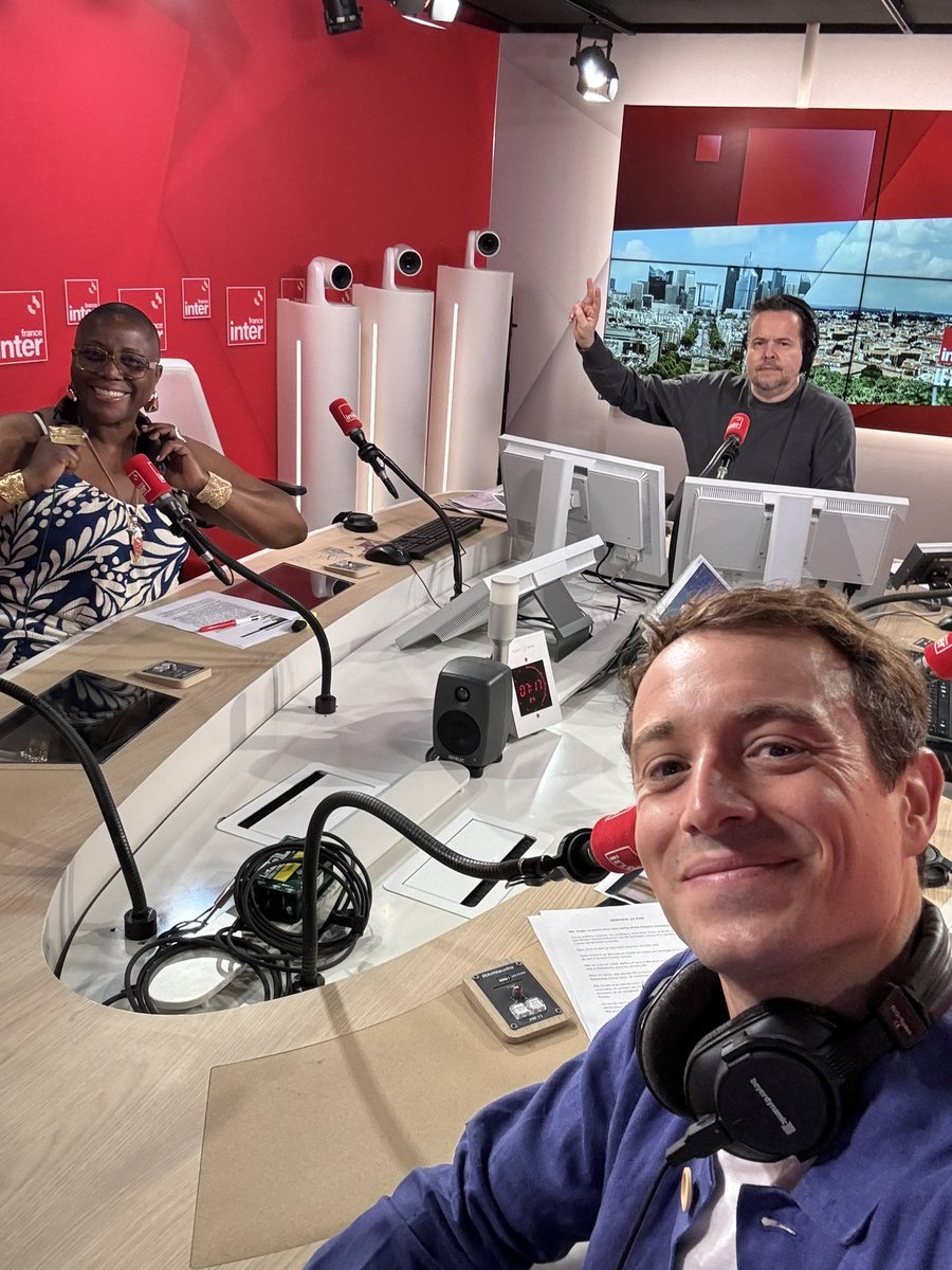 hugoclement's tweet photo. Dernière chronique dans la matinale @franceinter ❤️

Merci aux auditeurs et à toute l’équipe pour ces trois années. 

J’ai adoré venir parler d’environnement chaque semaine. 

Un honneur de partager le studio avec Nicolas Demorand, Léa Salamé, Aline Afanoukoé et tous les autres. 

Vive la radio ! 😘
