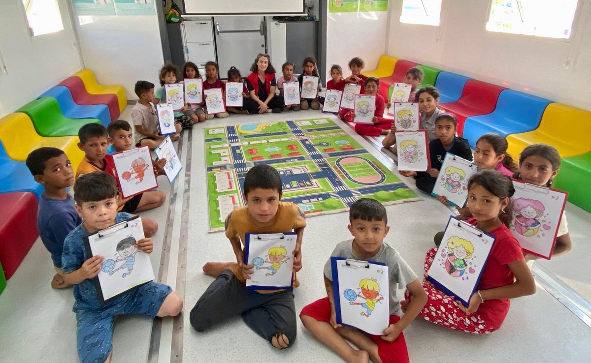 #Adana Mobil Çocuk Dostu Alanımız, çocuklarla birlikte akran zorbalığı teması üzerine çalışmalar gerçekleştirdi. Psikososyal destek programı kapsamında, iletişim becerileri, duygu farkındalığı, kendini doğru ifade etme ve öfke kontrolü konularında oturumlar düzenlendi.