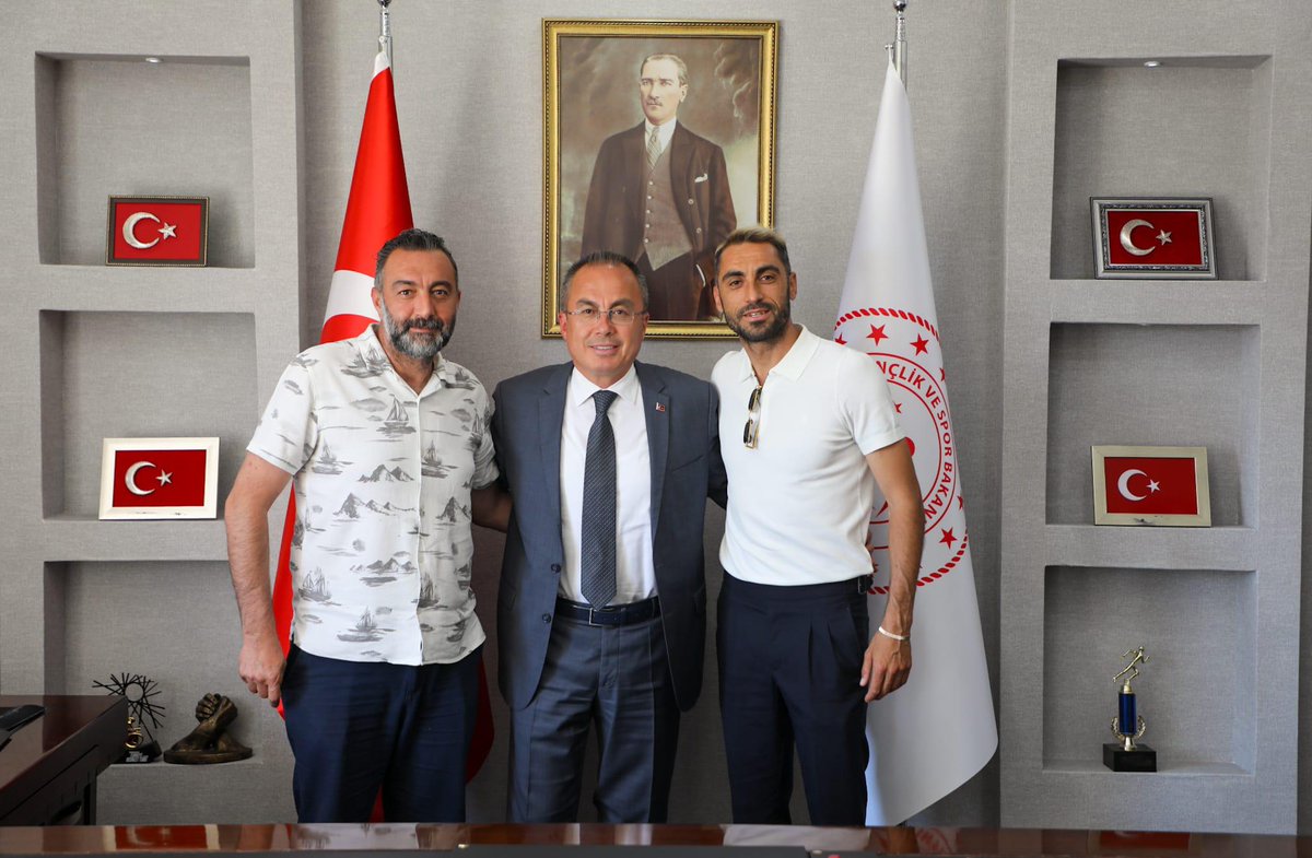 Sivasspor futbolcusu ve takım kaptanı Sayın Uğur Çiftçi ile Sivas İdmanyurdu Spor Kulübü Başkanı Sayın Murat Küçükyazıcı, İl Müdürümüz Şahin Ertem’i makamında ziyaret etti.

Ziyaretlerinden dolayı teşekkür ederiz.