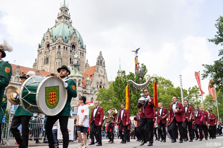 GermanyinWestjp's tweet image. 7月4日~13日まで開催されるハノーファー射撃祭には、毎年150万人が訪れ、1万人規模のパレード、移動遊園地や様々なアトラクションが楽しめます。
地元の射撃協会による射撃コンテストもあるそうですよ
ハノーファー以外にもドイツ各地で Schützenfest(射撃祭)が開催されます🥳