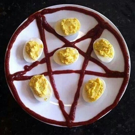 Она:
— Дорогой, а что у нас на завтрак?

Я:
— Noscere vult daemonium.
Clavis est lingua, os est porta.
Ex corde vivo, ex voce tremula,
Surge, Devourer, a carne et tenebris!