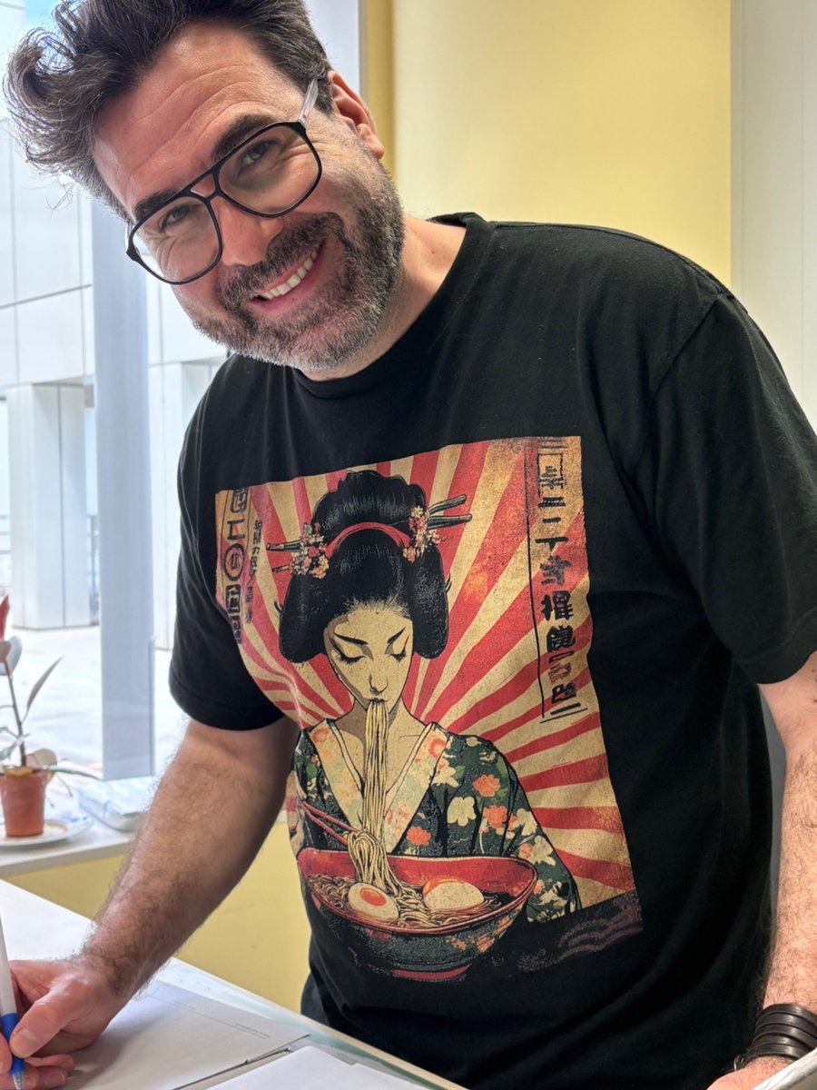 GermanyinWestjp's tweet image. 今日は #ラーメンの日 ということで、ラーメン大好きMuratさんに、ご自慢の🍜ラーメンTシャツ・コレクションからお気にいり👕を着てきてもらいました🤣
