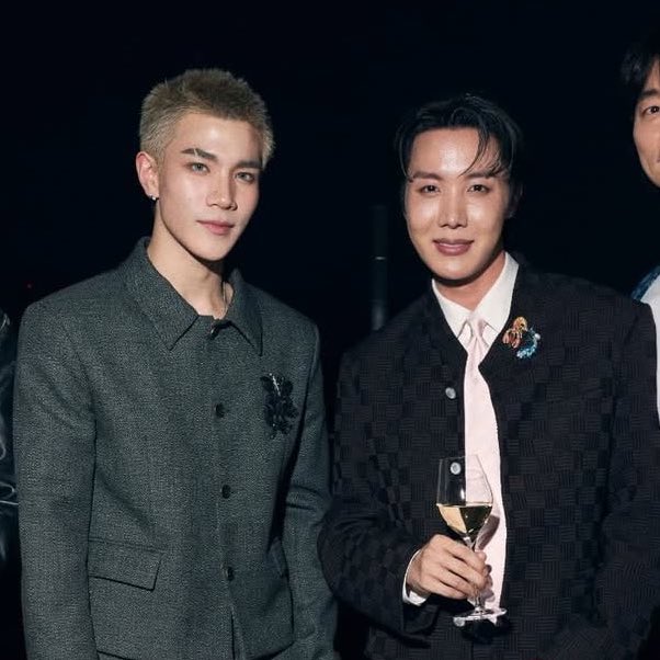 valcrazyforWE's tweet photo. WHAT DO YOU MEAN WE GOT FOURTH AND JHOPE TOGETHER 😩😩😩😩😩
IMAGINE FOURTH IS FRIENDS WITH WILLIAM, HE TALKS ABOUT HOW GOOD SINGER HE IS, THEN HOBI COMES AND SAID “MY FRIEND JUNGKOOK IS SUCH A GOOD SINGER TOO” AND THEN THEY SHARE SOCIAL MEDIA AN FOURTH SHARES A VIDEO OF WILLIAM SINGING AND JHOPE SEES IT AND SHOWS IT TO THE MEMBERS AND JUNGKOOK LIKES IT AND TRY TO REACH GMMTV TO GET WILLIAM 

ok my delulu is crazy.