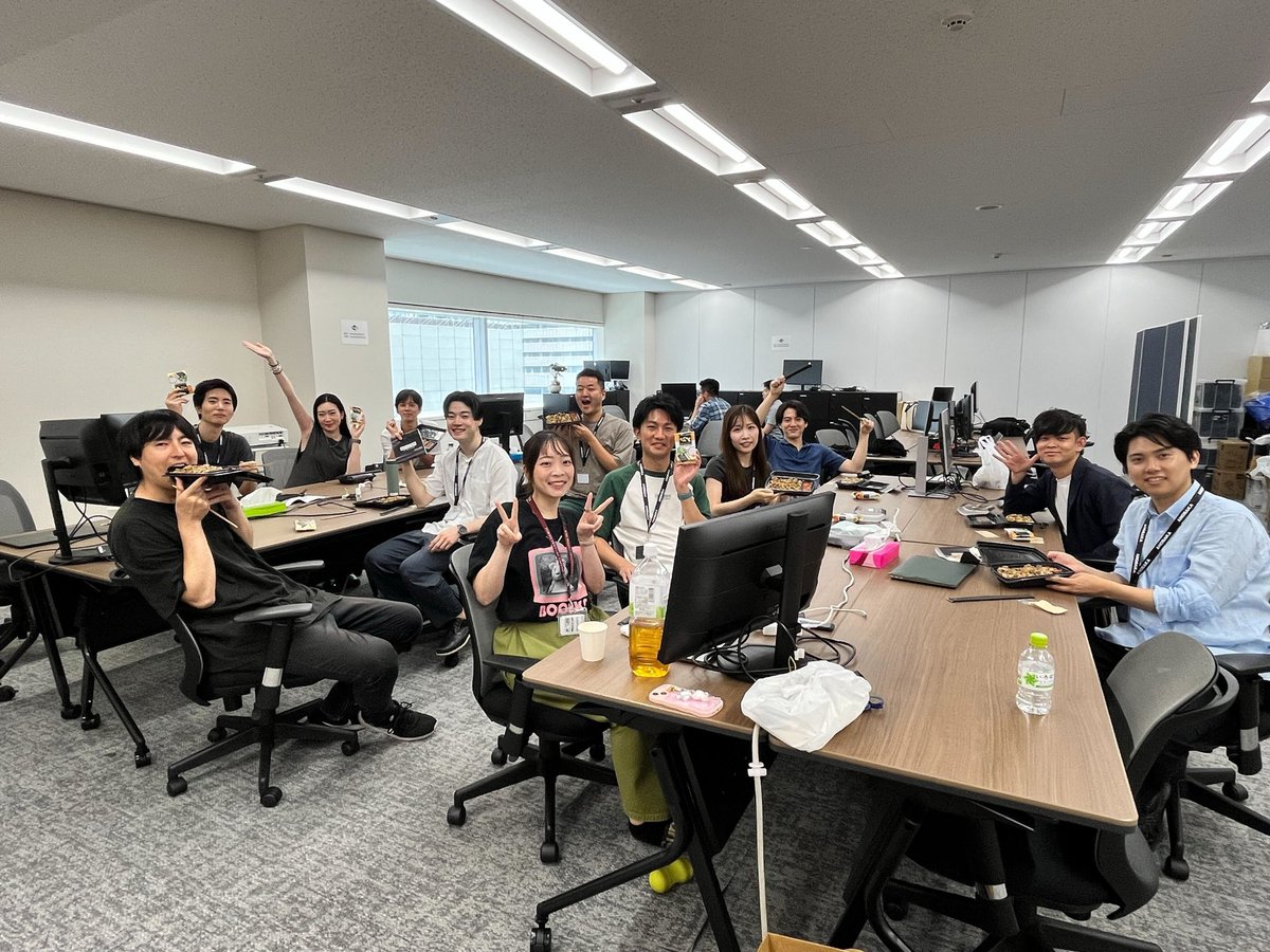ymike3839's tweet image. 入居してる #ANOBASHO でみんなで焼肉弁当ランチ会!!
うちのCTOなんて嬉しすぎてお弁当をケースごと食べようとしてます🍖