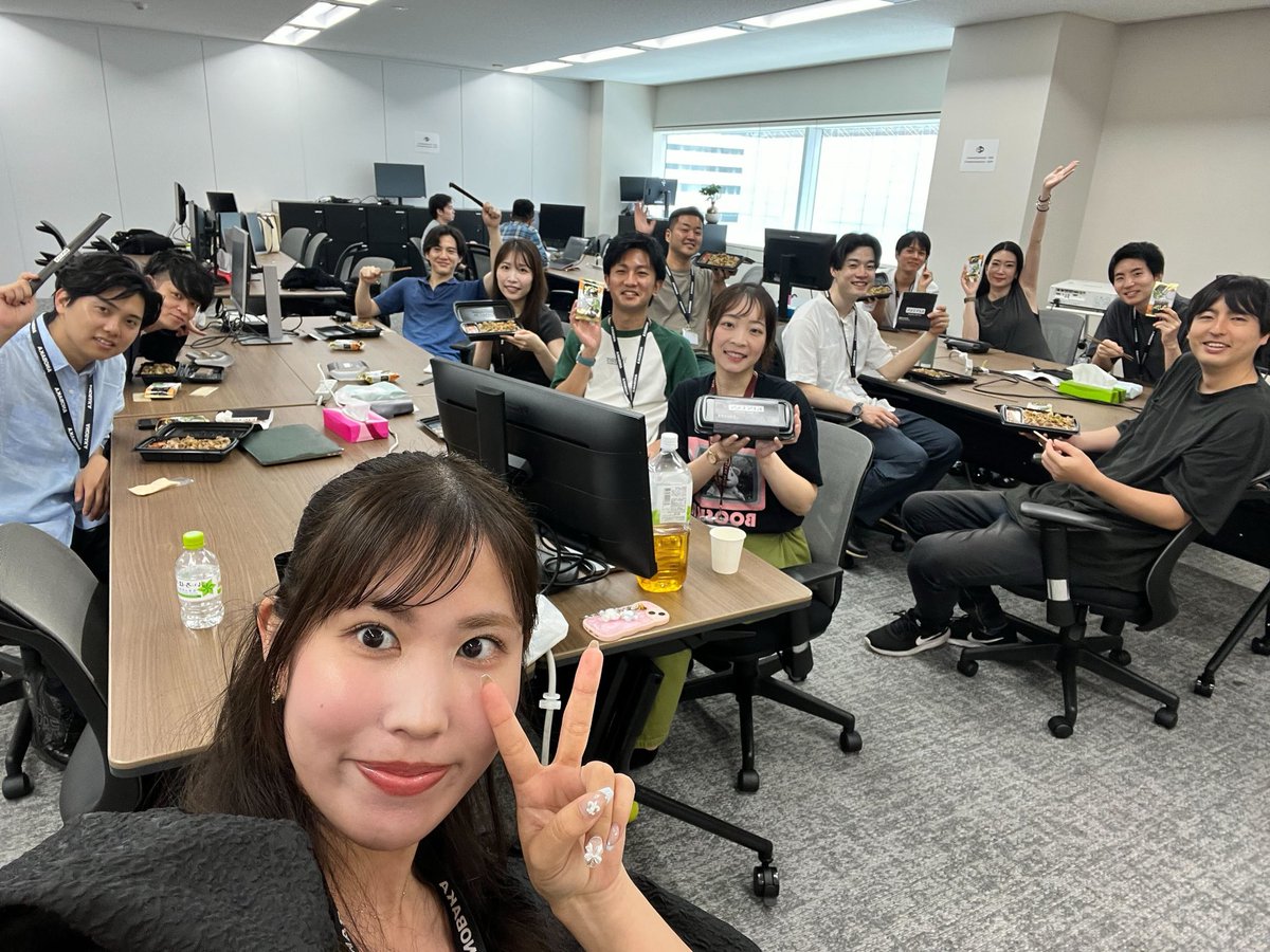 ymike3839's tweet image. 入居してる #ANOBASHO でみんなで焼肉弁当ランチ会!!
うちのCTOなんて嬉しすぎてお弁当をケースごと食べようとしてます🍖