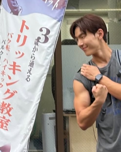 bigmonstas's tweet photo. THE SIZE OF HIS ARM?? SHOWNU?? https://t.co/hBXAHaoy1V