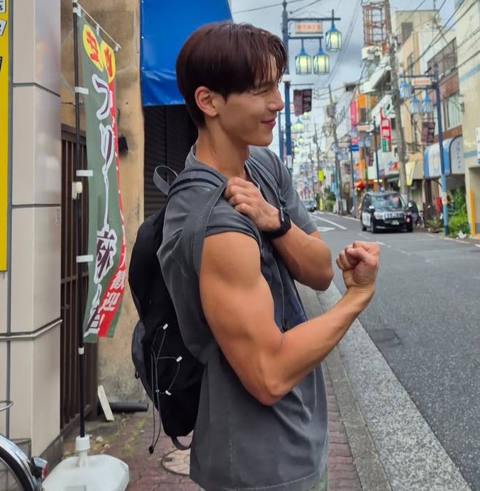 bigmonstas's tweet photo. THE SIZE OF HIS ARM?? SHOWNU?? https://t.co/hBXAHaoy1V