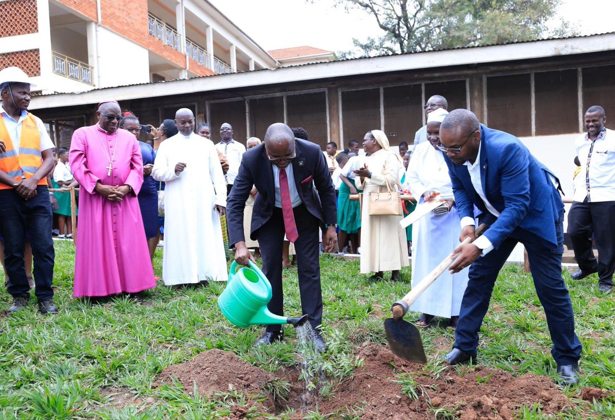 kasi_fabian's tweet image. In 2024, our Bank planted over 41,000 trees nationwide and recycled over 4,000 tonnes of paper. This year, we aim to grow an additional 40,000 trees, and I am happy to note that we have begun connecting our branches to renewable energy. Branches like Adjumani, Buliisa, Kotido,…