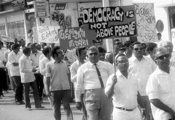 લોકો પોતાના અધિકારો માટે અને તેમને થતા અન્યાયો સામે નિર્ભીકતાથી લડવાની હિમ્મત અને ઉત્સાહ ગુમાવી ચુકે તે સ્થિતિ દેશની લોકશાહી વ્યવસ્થા માટે ખતરાની ઘંટડી ગણાય !

બેશક, કટોકટી સ્વતંત્ર ભારતની લોકશાહીના ઇતિહાસનું કલંકિત અને દુઃખદ પ્રકરણ છે, પણ સત્તા બચાવવા બંધારણમાં છેડછાડ કરનાર