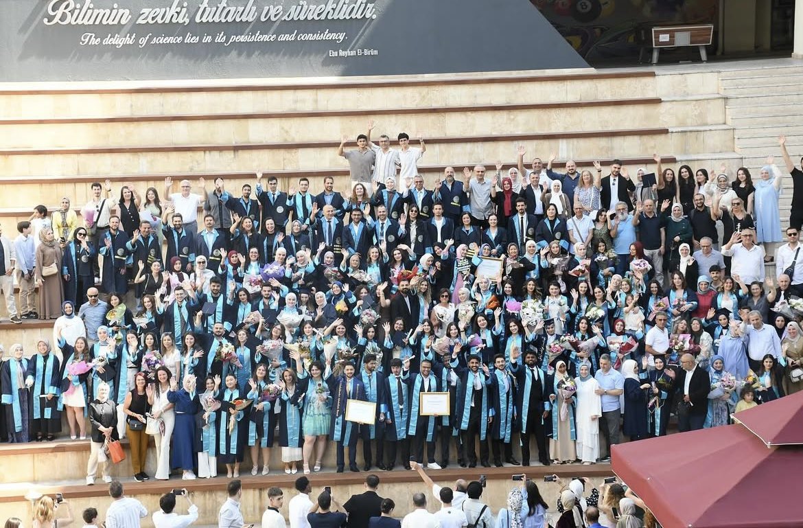 🎓 Biruni Üniversitesi’nde 
mezuniyet töreni coşkuyla devam ediyor!
Geleceğin meslek sahipleri diplomalarını aldı, hayallerine bir adım daha yaklaştı.

Tüm mezunlarımızı tebrik ediyor, başarılarla dolu bir gelecek diliyoruz!
#BiruniÜniversitesi #Mezuniyet2025 #BiruniyleBaşlar