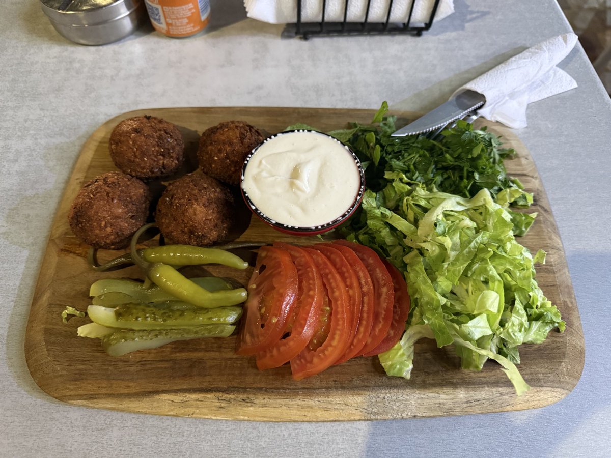 Вчера Сметанка ходила с нами подписывать контракт с Мухамедом, а потом мы поели фалафель (Сметанке не дали)