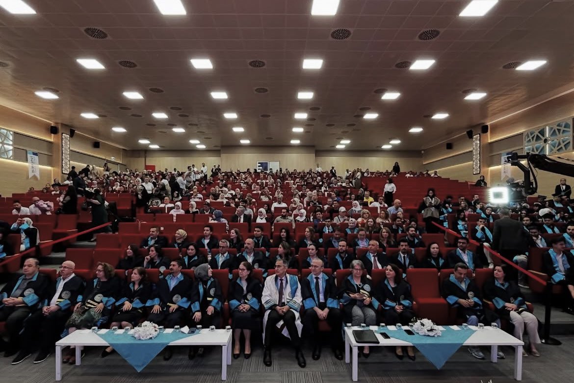 🎓 Mezuniyet Heyecanı Biruni’de Yaşanıyor!
Mühendislik ve Doğa Bilimleri Fakültesi 
öğrencilerimiz, 2024-2025 eğitim 
öğretim yılını coşkulu bir törenle tamamladı.
Sevinç, gurur ve mutluluk bir aradaydı!
#biruniüniversitesi #mezuniyetcoşkusu #birunimezunları