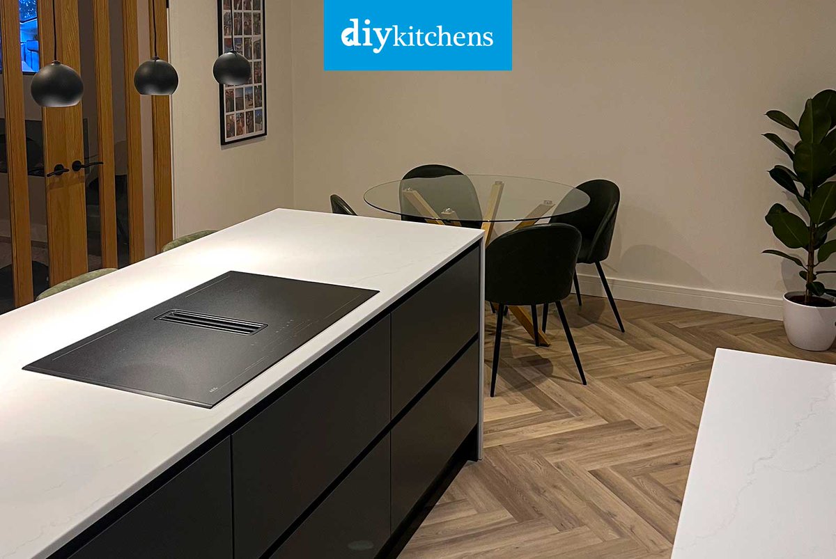 DIY_Kitchens's tweet image. 🌟 Mark &amp;amp; Destiny (@Cartersat_number_9 - Instagram) from Essex shows us their completed Innova Luca Carbon Handleless #kitchen, supplied by DIY Kitchens (Ref:4062) - bit.ly/CustomerKitche…

Visit diy-kitchens.com to see how much you could save!

#luca #handlelesskitchens
