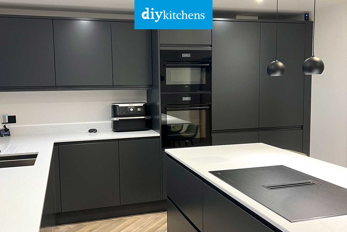 DIY_Kitchens's tweet image. 🌟 Mark &amp;amp; Destiny (@Cartersat_number_9 - Instagram) from Essex shows us their completed Innova Luca Carbon Handleless #kitchen, supplied by DIY Kitchens (Ref:4062) - bit.ly/CustomerKitche…

Visit diy-kitchens.com to see how much you could save!

#luca #handlelesskitchens