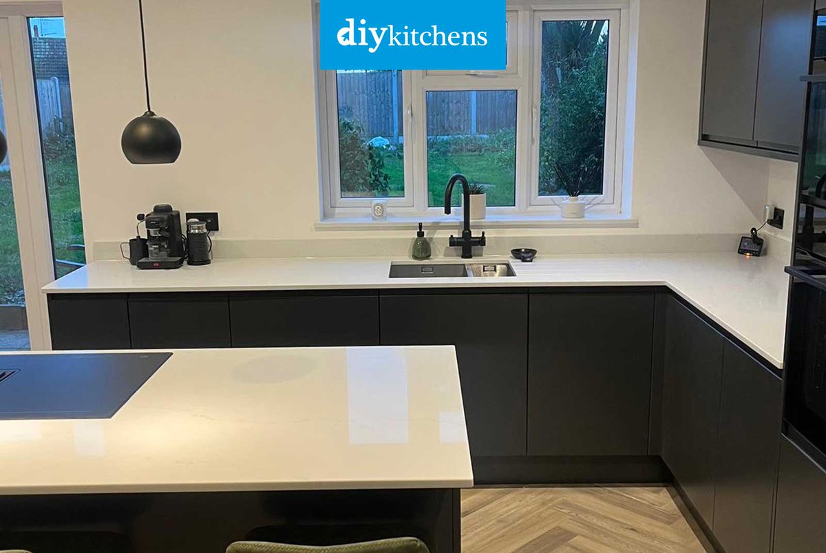 DIY_Kitchens's tweet image. 🌟 Mark &amp;amp; Destiny (@Cartersat_number_9 - Instagram) from Essex shows us their completed Innova Luca Carbon Handleless #kitchen, supplied by DIY Kitchens (Ref:4062) - bit.ly/CustomerKitche…

Visit diy-kitchens.com to see how much you could save!

#luca #handlelesskitchens