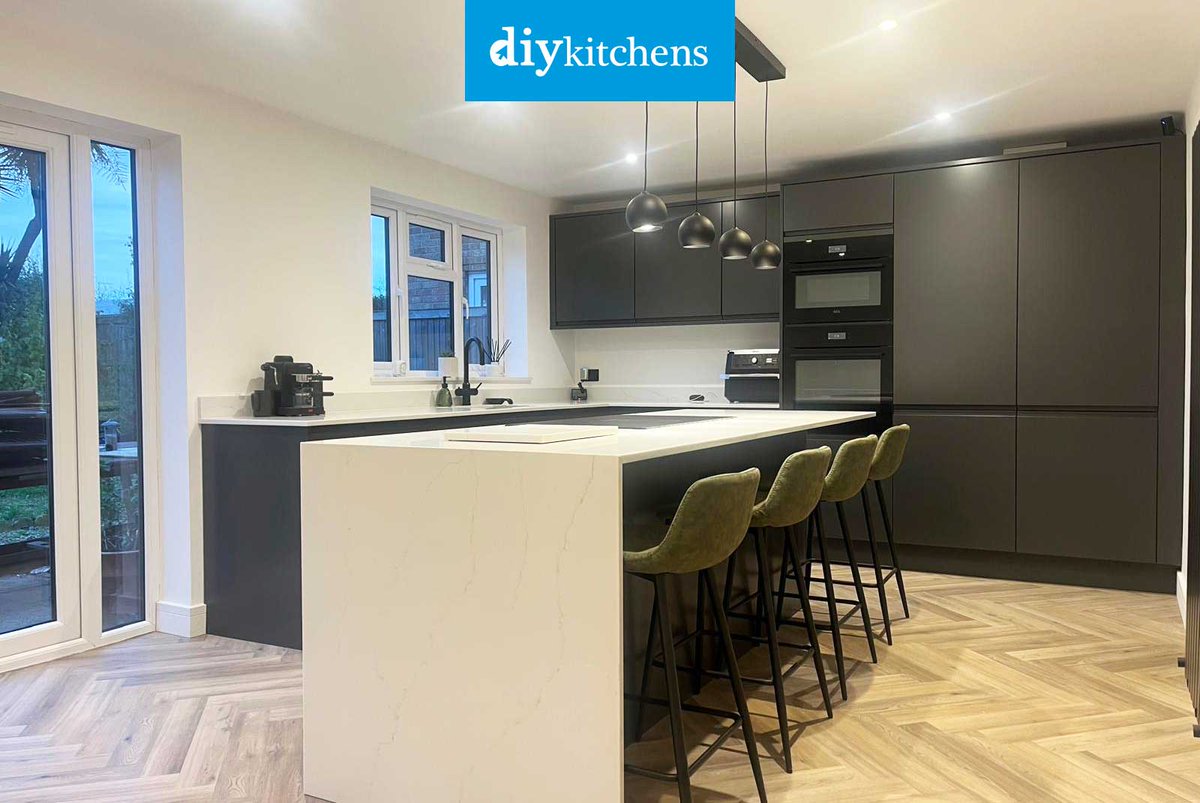 DIY_Kitchens's tweet image. 🌟 Mark &amp;amp; Destiny (@Cartersat_number_9 - Instagram) from Essex shows us their completed Innova Luca Carbon Handleless #kitchen, supplied by DIY Kitchens (Ref:4062) - bit.ly/CustomerKitche…

Visit diy-kitchens.com to see how much you could save!

#luca #handlelesskitchens